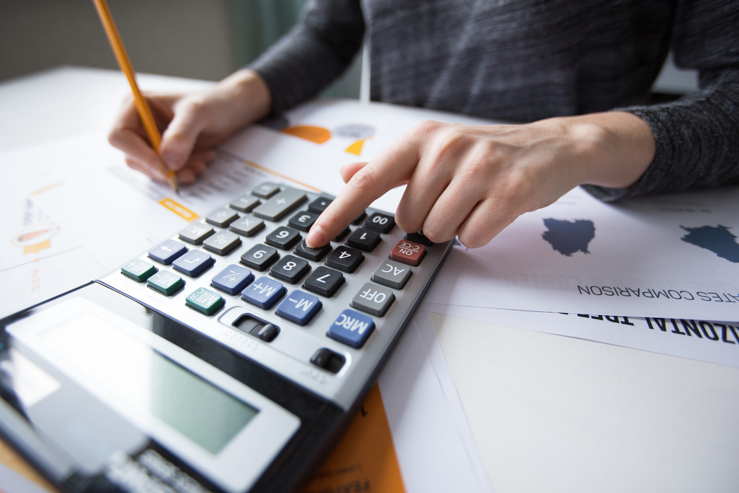 mulher fazendo conta na calculadora